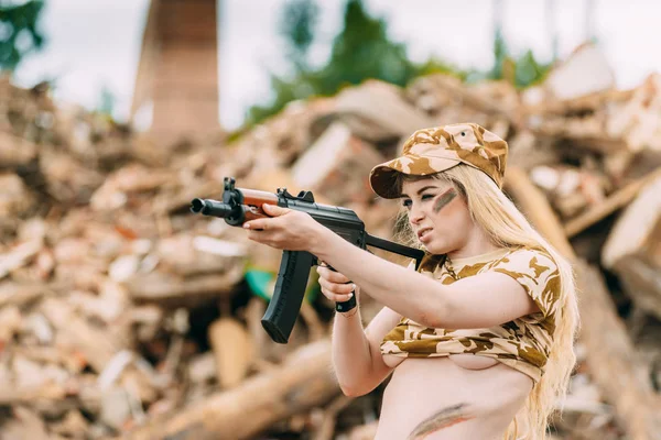 Retrato de uma menina bonita em camuflagem amarela e um boné com — Fotografia de Stock