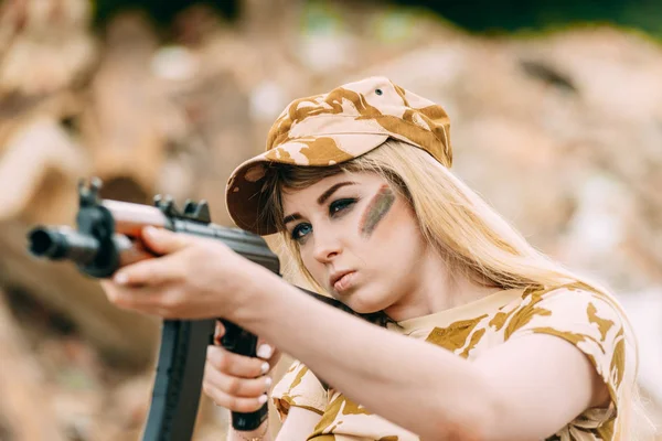 Portrait d'une belle fille en camouflage jaune et une casquette avec — Photo