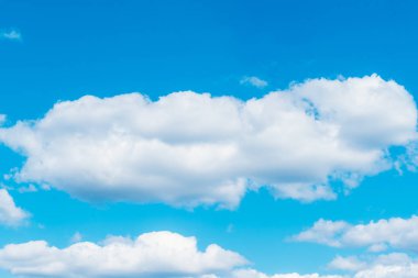 Açık mavi gökyüzünde bulutlar, güneşli havalarda