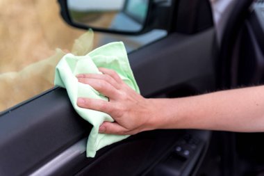 Bir el bir mikrofiber bezle plastik kapı pa temizler