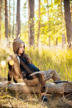 şık bir dre içinde güzel bir genç hamile kız portresi