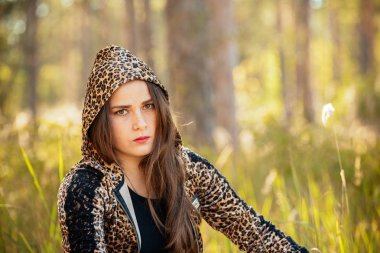 şık bir dre içinde güzel bir genç hamile kız portresi