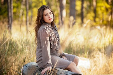 şık bir dre içinde güzel bir genç hamile kız portresi