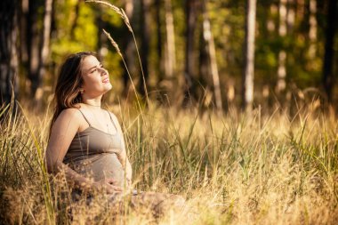 şık bir dre içinde güzel bir genç hamile kız portresi