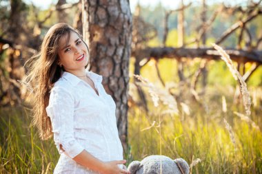 şık bir dre içinde güzel bir genç hamile kız portresi