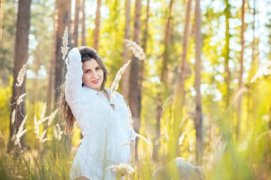 şık bir dre içinde güzel bir genç hamile kız portresi