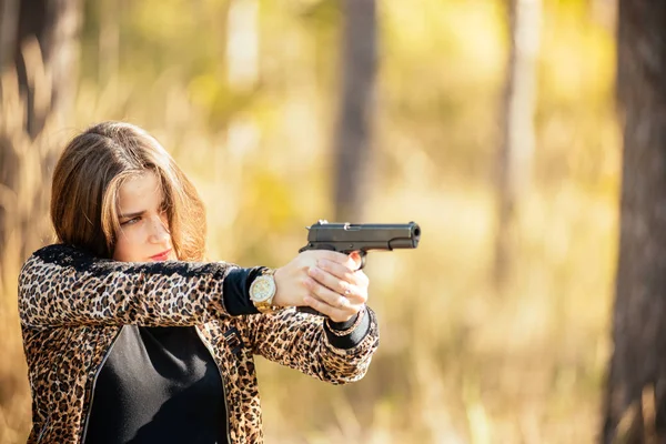 Şık bir dre içinde güzel bir genç hamile kız portresi — Stok fotoğraf