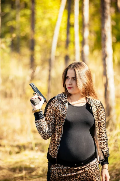 Portret van een mooi jong zwanger meisje in een modieuze dre — Stockfoto