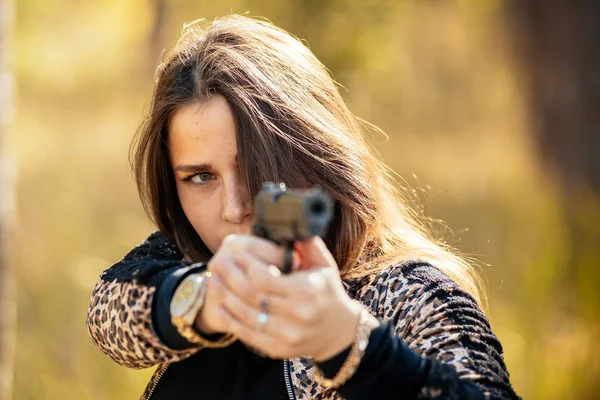 Retrato de una hermosa joven embarazada en un dre de moda —  Fotos de Stock