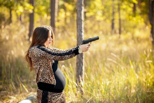 şık bir dre içinde güzel bir genç hamile kız portresi