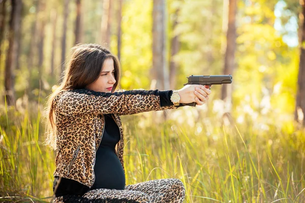 Portret van een mooi jong zwanger meisje in een modieuze dre — Stockfoto