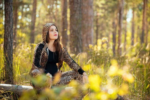 Portret van een mooi jong zwanger meisje in een modieuze dre — Stockfoto