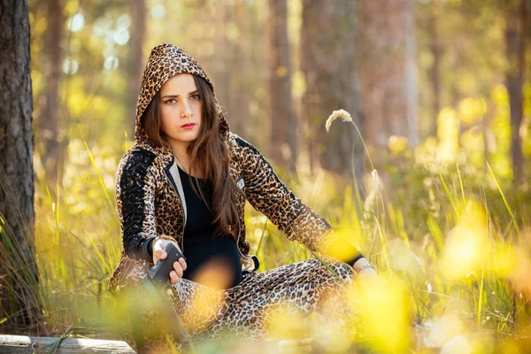 şık bir dre içinde güzel bir genç hamile kız portresi