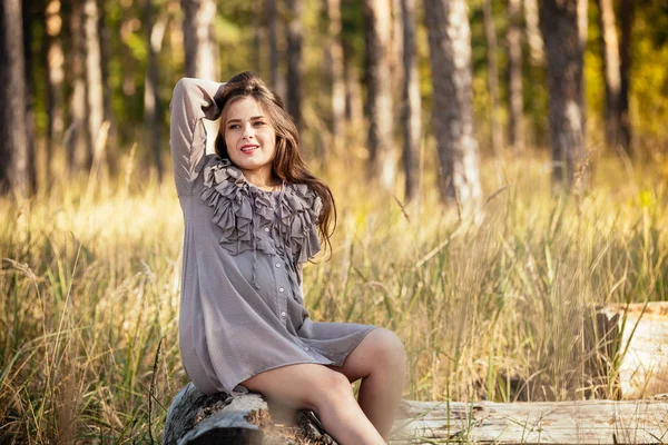 şık bir dre içinde güzel bir genç hamile kız portresi