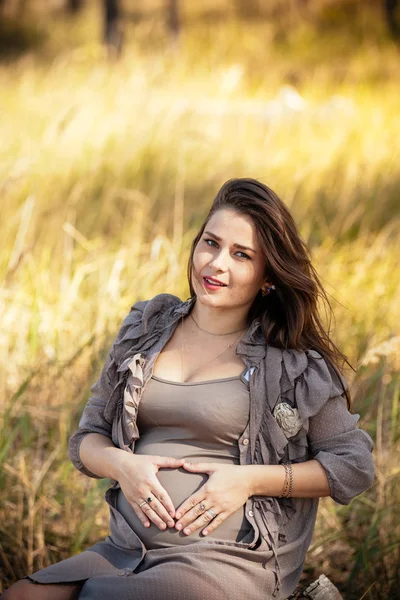 şık bir dre içinde güzel bir genç hamile kız portresi