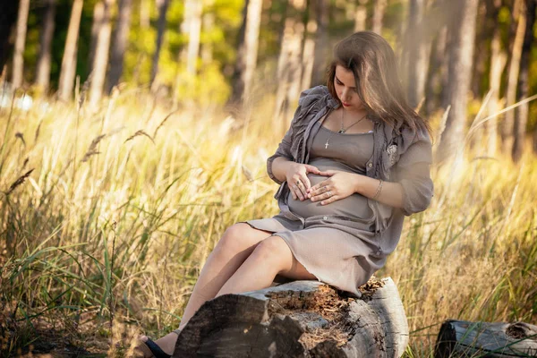 şık bir dre içinde güzel bir genç hamile kız portresi