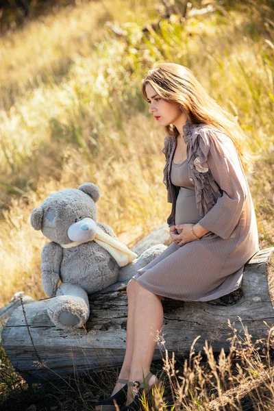 유행 드레에서 아름 다운 젊은 임신 여자의 초상화 — 스톡 사진