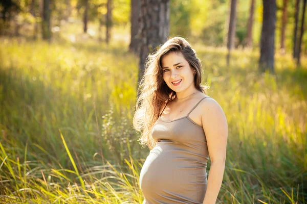 Retrato de una hermosa joven embarazada en un dre de moda — Foto de Stock