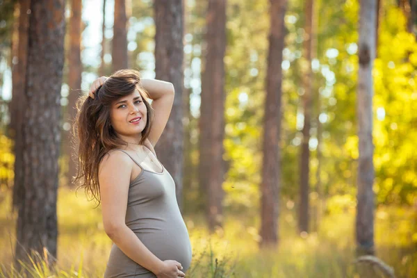 Retrato de una hermosa joven embarazada en un dre de moda — Foto de Stock