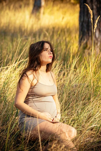 Retrato de una hermosa joven embarazada en un dre de moda — Foto de Stock