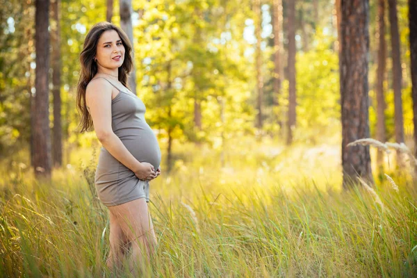 Retrato de una hermosa joven embarazada en un dre de moda — Foto de Stock