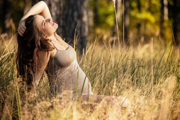 şık bir dre içinde güzel bir genç hamile kız portresi