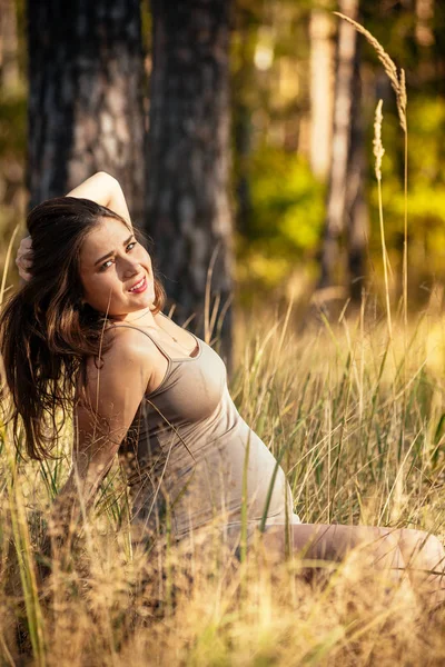 Portret van een mooi jong zwanger meisje in een modieuze dre — Stockfoto