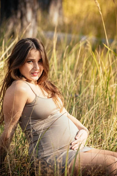 Retrato de una hermosa joven embarazada en un dre de moda — Foto de Stock