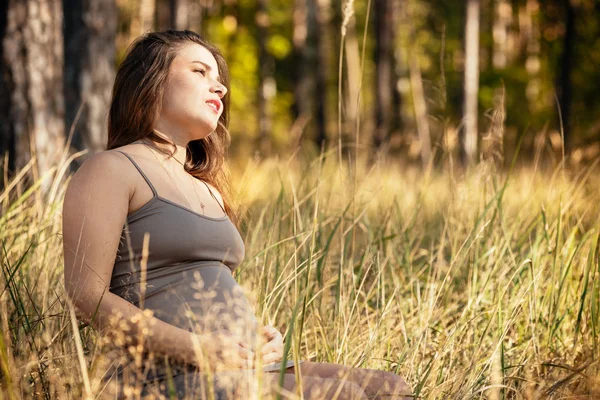 şık bir dre içinde güzel bir genç hamile kız portresi