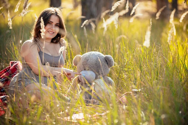 Porträt einer schönen jungen Schwangeren in einem modischen Dre — Stockfoto