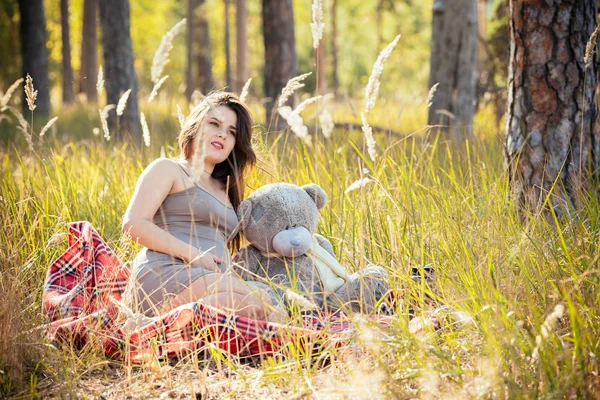 şık bir dre içinde güzel bir genç hamile kız portresi