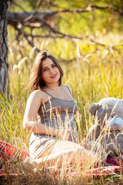 şık bir dre içinde güzel bir genç hamile kız portresi