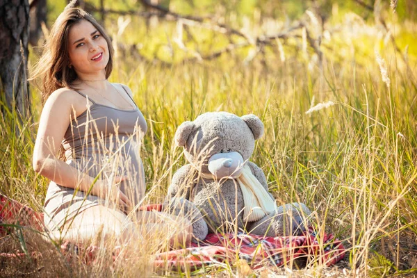 Porträt einer schönen jungen Schwangeren in einem modischen Dre — Stockfoto