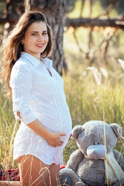 şık bir dre içinde güzel bir genç hamile kız portresi