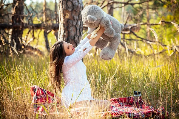 şık bir dre içinde güzel bir genç hamile kız portresi
