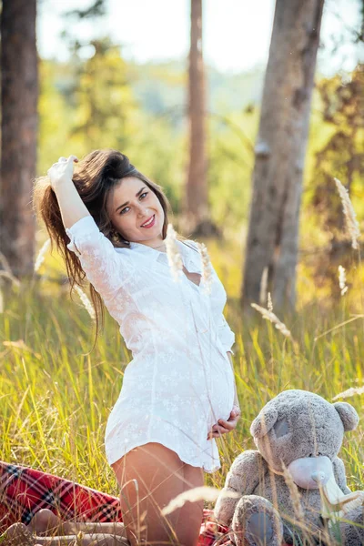 şık bir dre içinde güzel bir genç hamile kız portresi