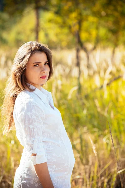 Retrato de una hermosa joven embarazada en un dre de moda — Foto de Stock