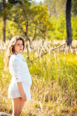 trendy içinde güzel bir genç hamile kız portresi elbise ag