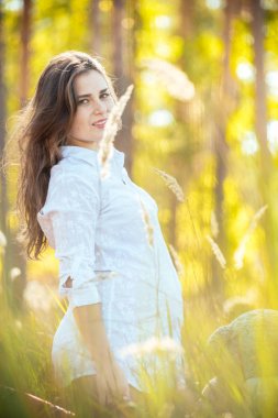 trendy içinde güzel bir genç hamile kız portresi elbise ag