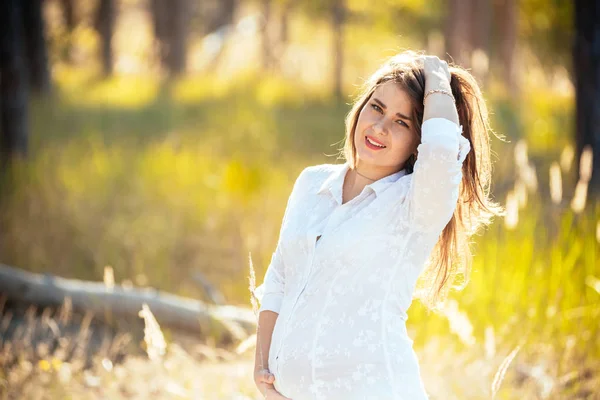 Porträt einer schönen jungen Schwangeren in einem trendigen Kleid. — Stockfoto