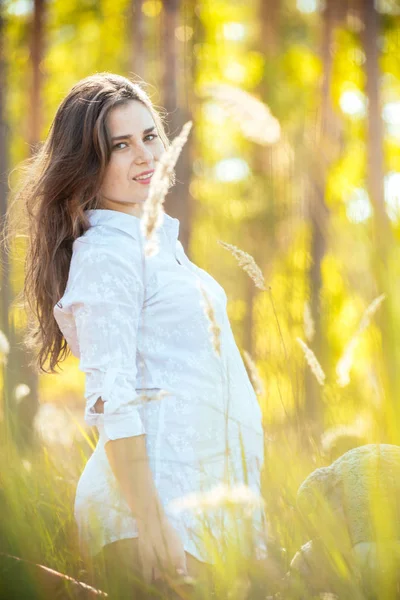 trendy içinde güzel bir genç hamile kız portresi elbise ag