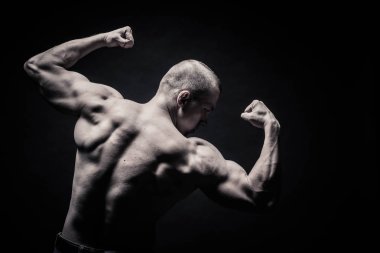 portre erkek bir vücut geliştirmeci, süzme kasları spor