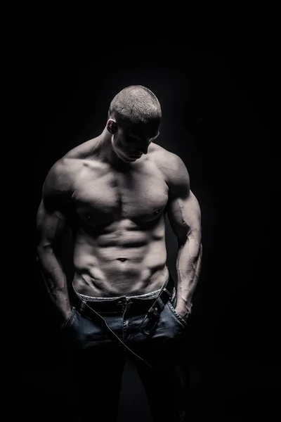 Retrato de un culturista masculino sobre un fondo negro aislado. m — Foto de Stock