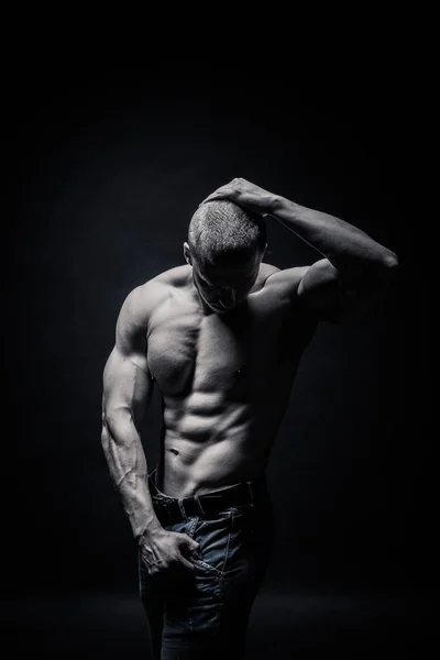 Porträtt av en manliga kroppsbyggare på svart bakgrund isolerade. m — Stockfoto