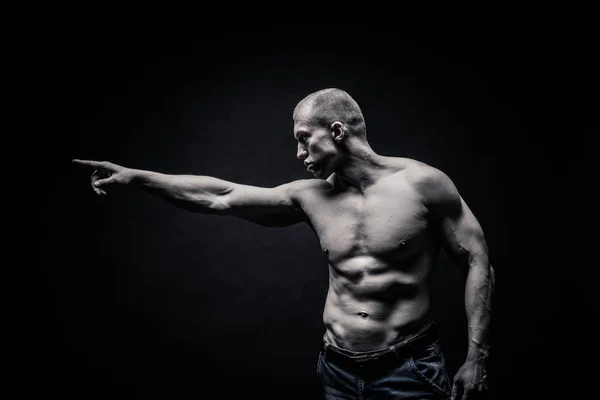 Portrait of a handsome male bodybuilder, on a black background i — Stock Photo, Image
