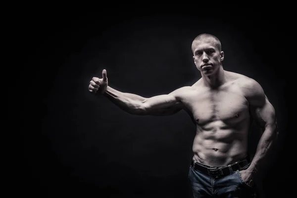 Portrait of a handsome male bodybuilder, on a black background i — Stock Photo, Image