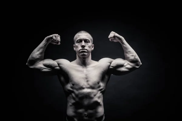 Portret van een mannelijke bodybuilder op een zwarte achtergrond geïsoleerd. m — Stockfoto