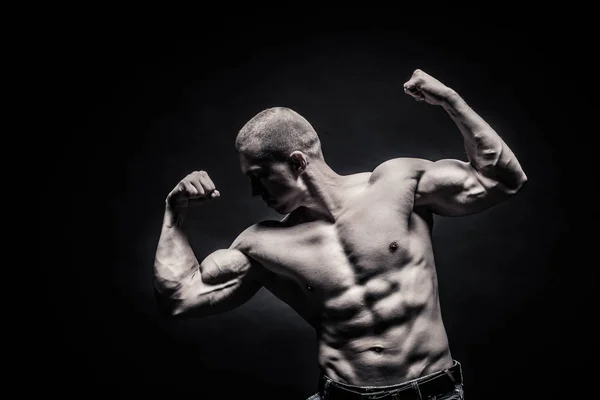 Portret mężczyzny nadwozia, napinanie mięśni w sporcie poza — Zdjęcie stockowe