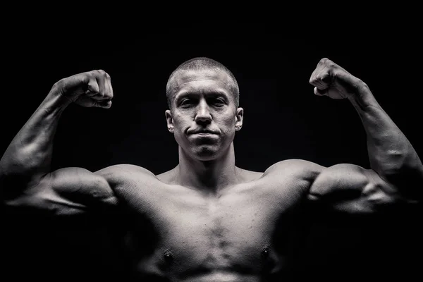 Portrait d'un bodybuilder masculin, musculature tendue dans la pose sportive — Photo