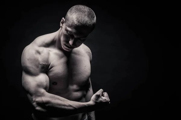 Πορτρέτο του ένα όμορφο αρσενικό bodybuilder, πάνω σε μαύρο φόντο μου — Φωτογραφία Αρχείου